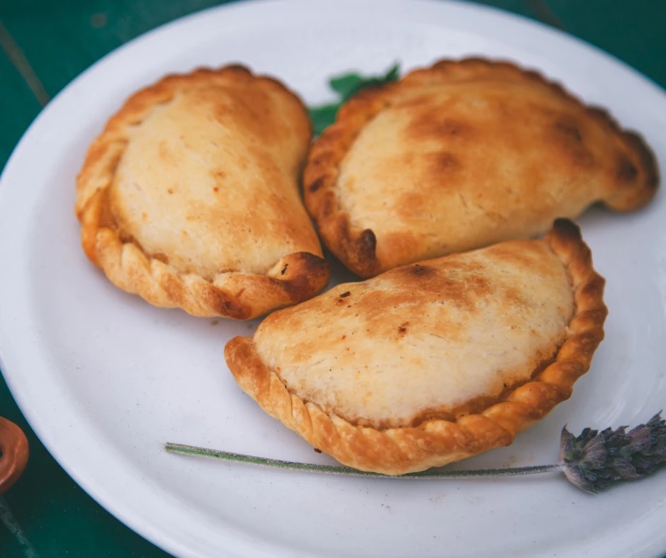 Empanadas and folkloric show at a Salta peña